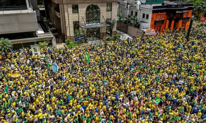 Campanha de Flávio Bolsonaro realiza manifestação na Paulista
