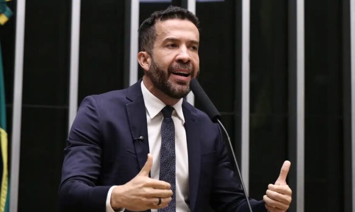Deputado André Janones é internado com arritmia em São Paulo