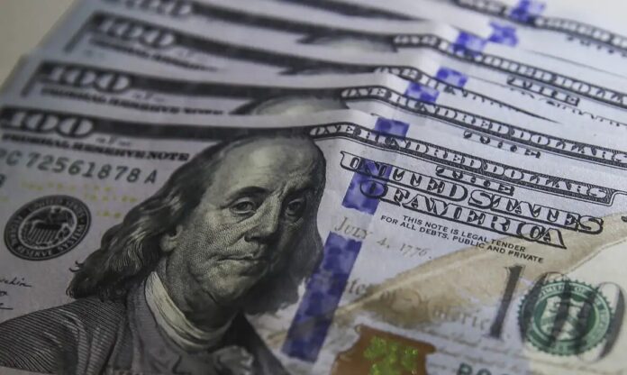 Dólar cai para R$ 5,01 com exterior e expectativa eleitoral no Brasil
