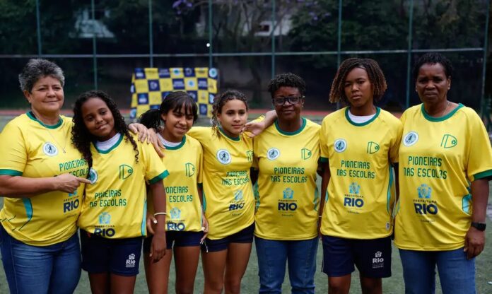 Ex-jogadoras da seleção de futebol incentivam alunas em escolas do Rio