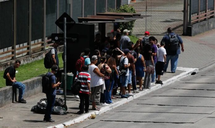 Motoristas de ônibus fazem paralisação na zona sul de São Paulo